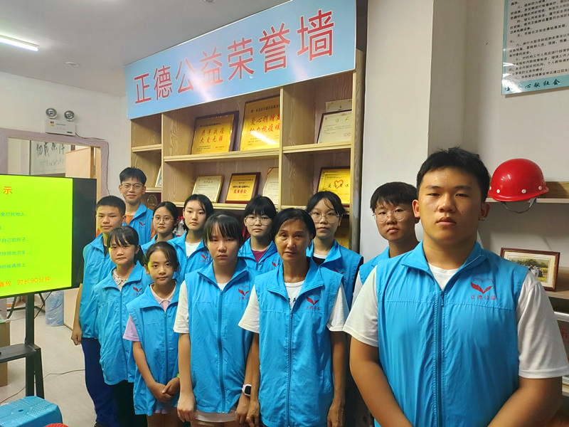 东莞正德公益组织学生志愿者观看励志影片《走路上学》